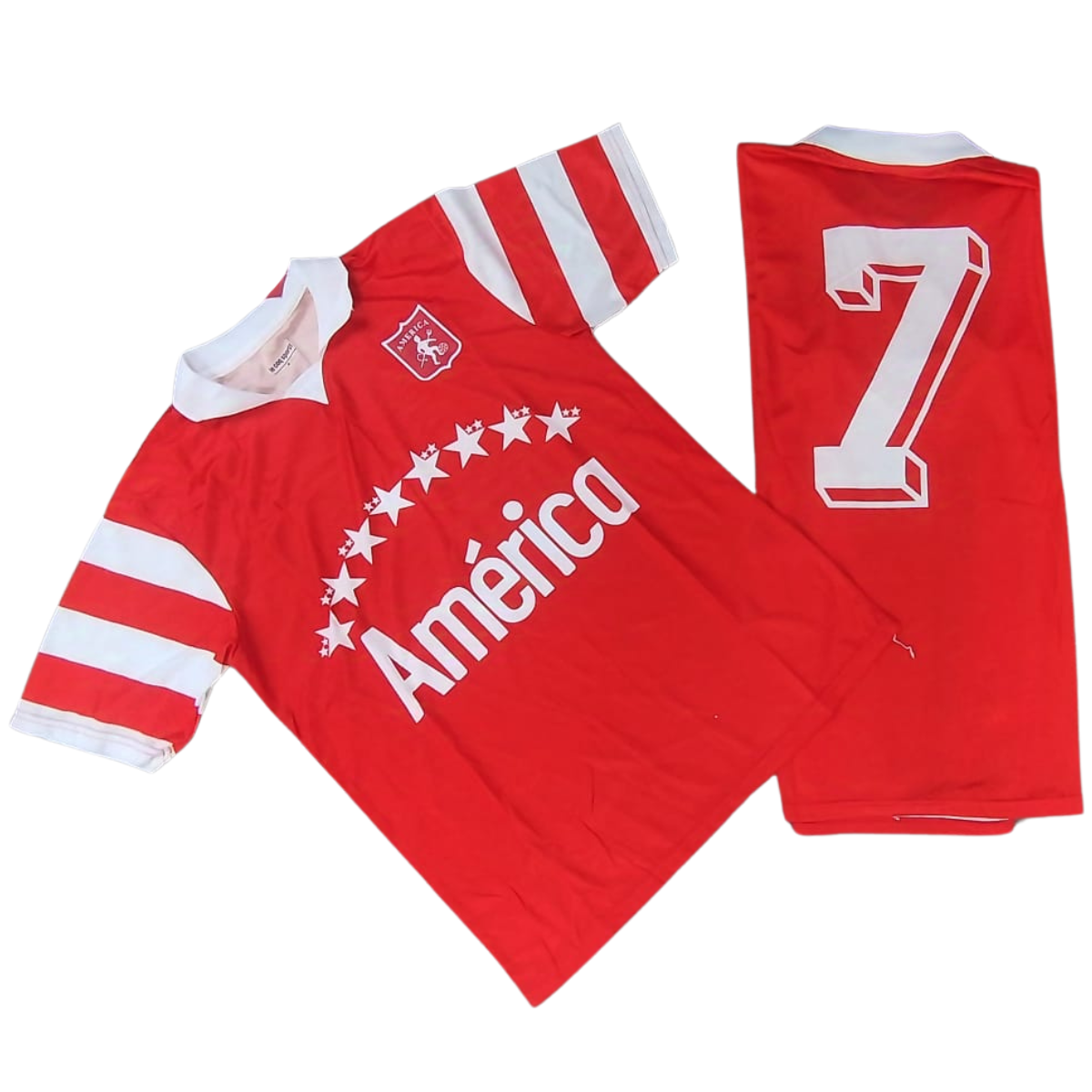 Camisetas del América de Cali Retro Hombre. Las camisetas del América de Cali retro para hombre son una pieza icónica para los fanáticos del fútbol y, especialmente, de uno de los clubes más grandes de Colombia. Estos jerseys no solo representan la historia del equipo, sino también el orgullo y la pasión que han acompañado a la afición durante décadas. Si estás buscando una camiseta que evoque los momentos más gloriosos del América de Cali, aquí en Onlineshoppingcenterg te ofrecemos una amplia selección de camisetas retro que combinan estilo, calidad y sentimiento.  ¿Por qué comprar camisetas del América de Cali retro hombre? Las camisetas retro tienen un encanto especial, pues están llenas de historia y recuerdos inolvidables. Los seguidores más fieles del América de Cali buscan estas prendas para recordar épocas gloriosas, títulos inolvidables y momentos únicos. Pero más allá de su valor sentimental, las camisetas del América de Cali retro para hombre también destacan por su estilo único y su estética clásica.  Diseño clásico y autenticidad Las camisetas del América de Cali retro hombre están diseñadas para evocar los uniformes más emblemáticos de la historia del club. Desde los años dorados en los que el equipo dominaba el fútbol colombiano, hasta los momentos de lucha y resurgimiento, cada diseño tiene un significado especial. Además, estas camisetas son reproducciones fieles de las originales, lo que las convierte en un auténtico tributo al legado del América de Cali.  Calidad y comodidad Aunque estas camisetas están inspiradas en el pasado, cuentan con materiales modernos que aseguran comodidad y durabilidad. En Onlineshoppingcenterg, nos aseguramos de ofrecer camisetas que no solo luzcan bien, sino que también te hagan sentir cómodo. Ya sea para lucir en el estadio o en tu día a día, estas camisetas son una excelente opción para cualquier seguidor del América de Cali.